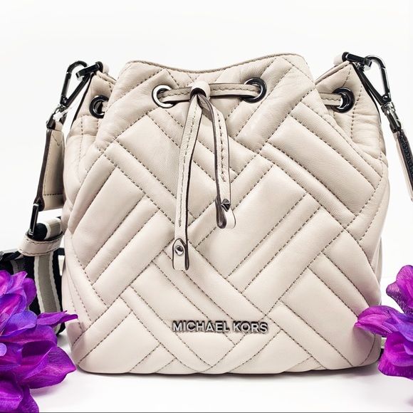 michael kors peyton bucket bag